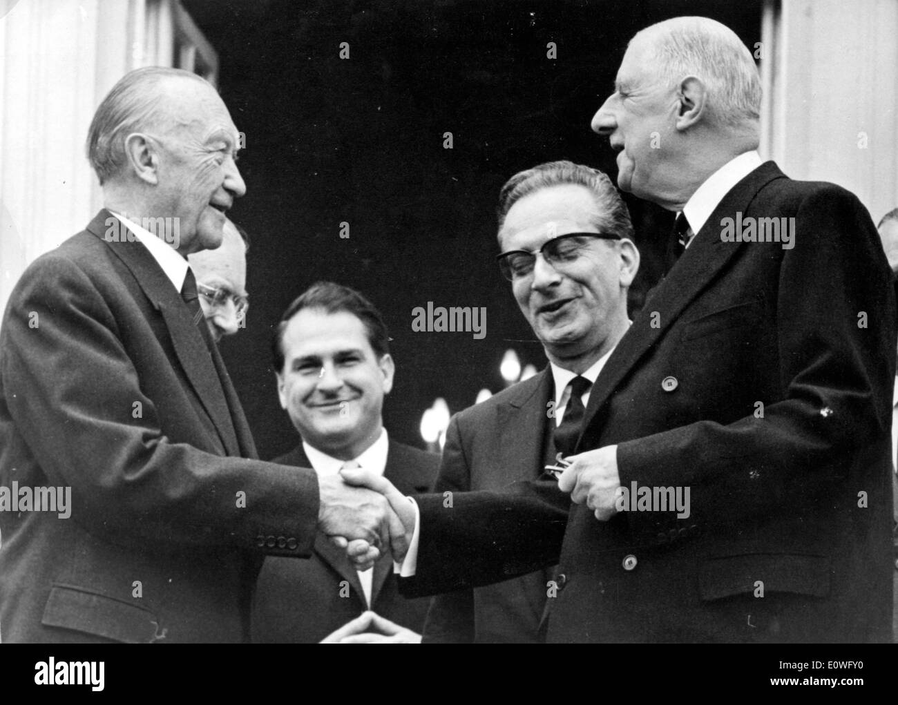 Charles de Gaulle besucht Konrad Adenauer Stockfoto