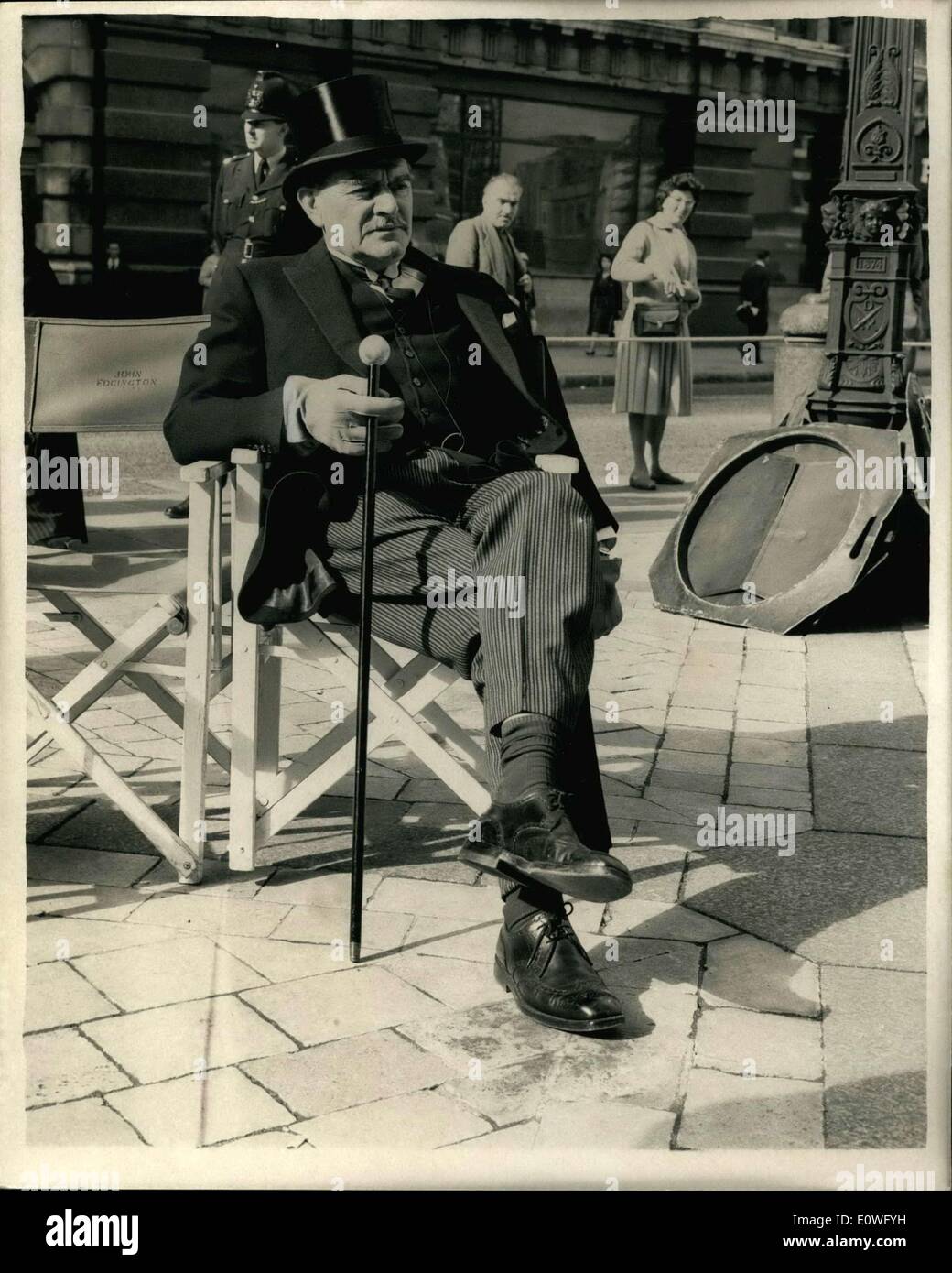 Sept. 08, 1962 - "Lawrence von Arabien" gedreht auf St. Pauls Schritte. Die Einheiten, die Dreharbeiten zu "Lawrence von Arabien" fahren Sie mit den Schritten der St. Pauls Kathedrale in London heute Morgen mit film eine Sequenz zeigt die Trauerfeier für Lawrence an der Kathedrale in 1936 stattfand. Das Foto zeigt Jack Hawkins, der General Allenby, Entspannung zwischen den Aufnahmen spielt. Stockfoto