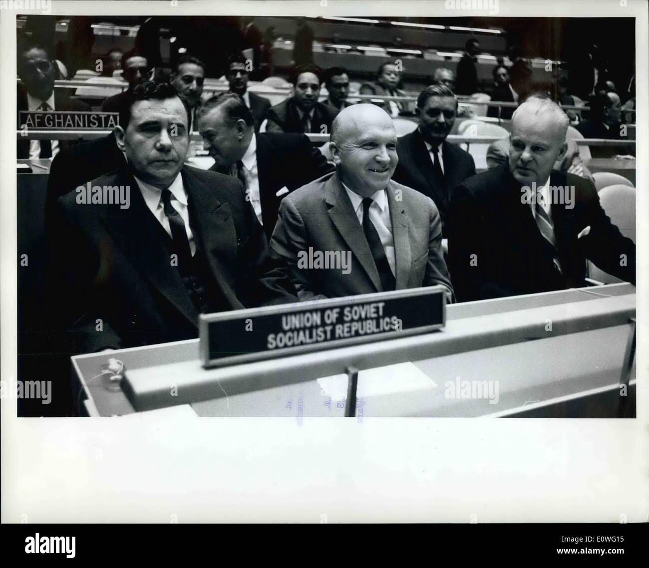 Sept. 09, 1962 - 17. UN General Assembly Meets Vereinte Nationen, New York, 21. September 1962. Die Generalversammlung trafen sich heute Nachmittag um Aussagen in der allgemeinen Aussprache von den Vertretern von Afghanistan und die Sowjetunion, zu hören und dann ein Element auf die Vereinbarung zwischen Indonesien und den Niederlanden über Neuguinea (West Irian) zu berücksichtigen. Die Delegation der Sowjetunion ist hier zu sehen, unter der Leitung von Herrn A.A. Gromyko (links), Minister für auswärtige Angelegenheiten, neben ihm ist Herr V.S. Semenov (Mitte) und Herr Mikhail A. Menshikov. Stockfoto