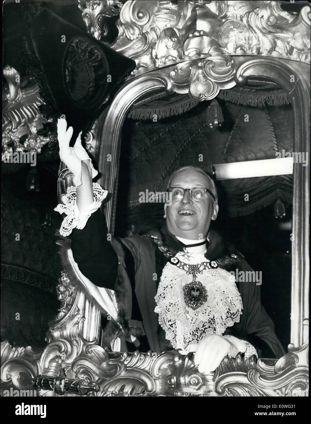 11. November 1962 - Lord Mayor Prozession: The Lord Mayor Prozession ging durch London heute, erste Etappe der Reise für die neuen Herrn Maror, Sir Ralph Perring, aus der Guildhall Mansion House in der Oberbürgermeister Trainer war. Foto zeigt Sir Ralph Perring in der Kutsche zu Beginn der heutigen Prozession. Stockfoto