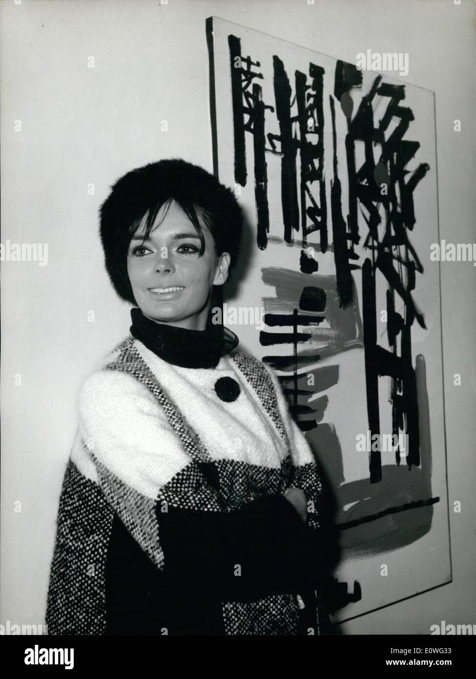 11. November 1962 - versucht die charmante englische Schauspielerin Barbara Steele Tag in Rom ihre erste Bilder zeigen; Barbara freut sich vor allem für ihr '' Meisterwerk '', die sie berechtigen '' Fellini 8 1/2 '' sie als Andenken an ihre Teilnahme an den Film machte. Foto zeigt Barbara Steele in der Nähe von '' Fellini 8 1/2 Stockfoto