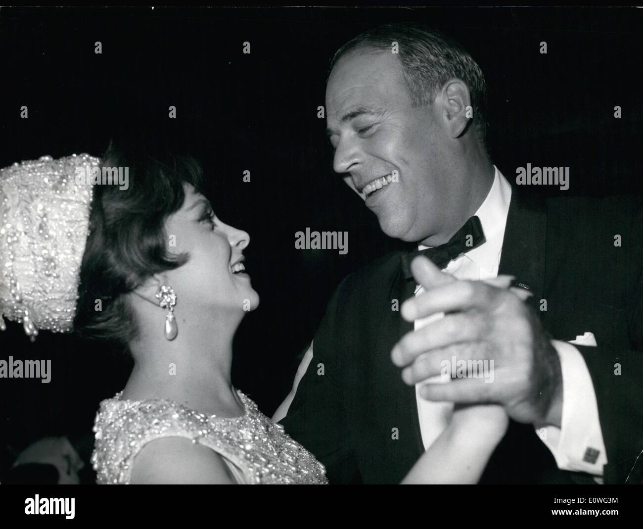 11. November 1962 - hat italienische Schauspielerin den großen Ball im Excelsior Hotel, für den Jahrestag der Gründung des '' US Marine Corps'' präsentiert. Die Schauspielerin hat mit zahlreichen Marines von Rom zu tanzen. Und Botschafter g.f. Reinhardt. Stockfoto