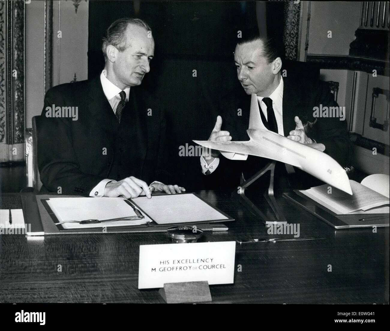 11. November 1962 - Angelo-französische Überschall-Verkehrsflugzeug Abkommen unterzeichnet: Herr Julian Amery (rechts), der Minister für Luftfahrt und M. Geoffroy de Courcel, der französische Botschafter in London, in einem Modell der vorgeschlagenen Überschall-Verkehrsflugzeug in Lancaster House in London, heute aussehen, nach der Anmeldung am Angelo-französischen Abkommen Fir die gemeinsame Entwicklung von einem Überschall-Verkehrsflugzeug. Jedes Land hat zugestimmt, zwischen verbringen? 75 und? 85 Millionen für Entwicklung und Werkzeugbau von Produktionslinien. Stockfoto