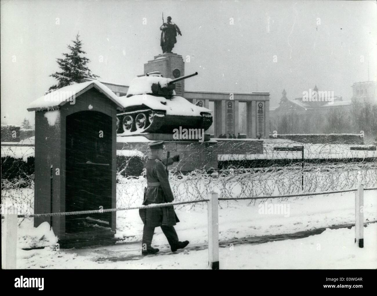 11. November 1962 - Schnee in Berlin: eine der größten fällt der Schnee Berlin seit November 1919 hat, traf dieser geteilten Stadt am Donnerstag, den 22. wenn zwischen 9 bis 8 Zoll Schnee fiel kontinuierlich für 40 Stunden. Das Foto zeigt ein britischer Soldat auf Wache am russischen Kriegerdenkmal in West-Berlin. Stockfoto