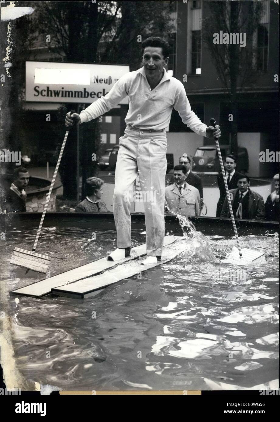 11. November 1962 - International Trade Fair von Sportartikeln In Köln eröffnet wurde. 606 Firmen aus 22 Ländern zeigt vom 4. November bis 7. November auf der International Trade Fair von Sportartikeln. Campingausrüstung und Garten Möbel (SPOGA) in Köln viele Neuheiten. Ops: - ohne Motor-Boot kann jeder auf dieser Wasser-schwimmen-Ski aus Farbe-Glas mit Styrophor Ski fahren. Der Preis ist 350,-Deutsche Mark (DM) Stockfoto