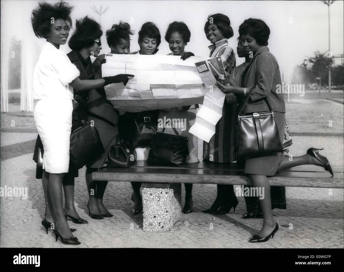 Sept. 09, 1962 - diese acht schöne schwarze Schaufensterpuppen aus Ghana, Nigeria und Guinea kam nach Berlin, um die weißen Figuren Berlin '' Wettbewerb '' vornehmen. Die acht Schönheit kam nach Berlin, um einige machen Kleid Parade. Die Mannequins auf ihren ersten Spaziergang in Berlin. Stockfoto