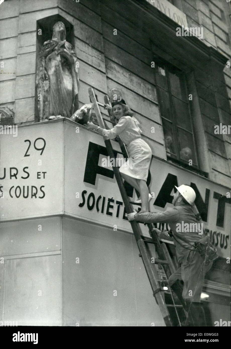 23. November 1962 - schmückt Claude Blondy St. Catherine Statue mit Blumen Stockfoto