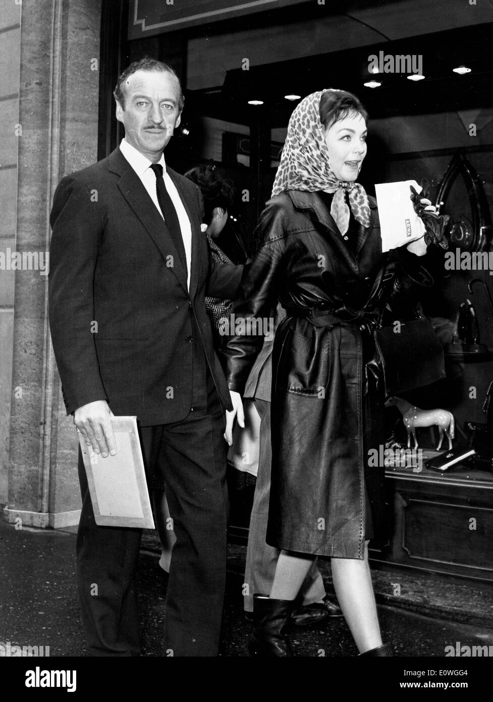 Schauspieler David Niven in Rom mit Frau Hjordis zum film Stockfoto