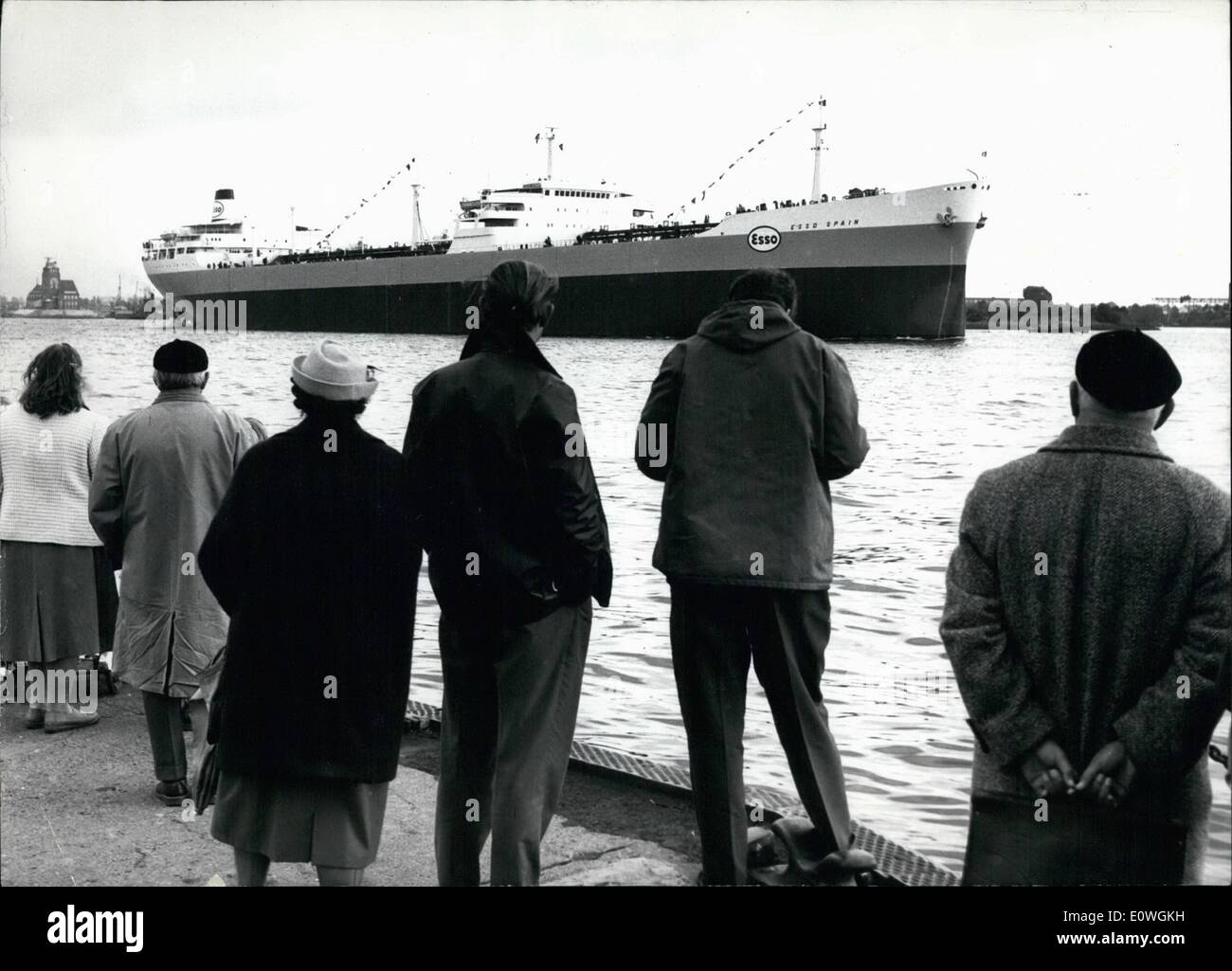 Sept. 09, 1962 - das größte Frachtschiff, was auf Deutsch setzen ins Meer gebaut. Das Frachtschiff der Superlative ist 38 Meter breiten und 261 metes lange, so lange, wie der Jungfernstieg, der Boulevard von Hamburg. 88000 Tonnen Öl kann transportiert das gigantische Schiff. Das Foto zeigt die '' Esso Spanien '' gesetzt zum Meer für die Test-Passage. Stockfoto