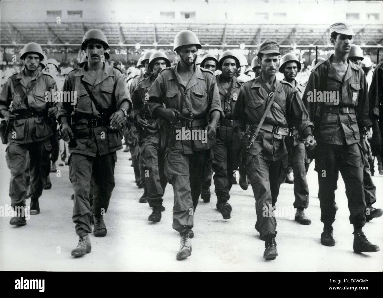 Sept. 12, 1962 - The People Nationalarmee Dateien durch Ruisseau Stadion in Algerien. Stockfoto