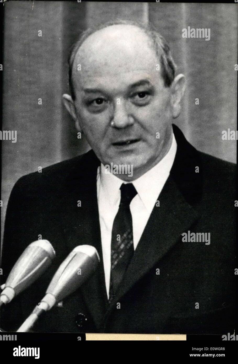 11. Dezember 1962 - heute vor dem NATO-Rat-Sitzung in Paris, die am Donnerstag stattfinden, Dean Rusk, Sekretär für auswärtige Angelegenheiten für die USA in Paris angekommen. Er ist ein Statement an die Presse am Flughafen Orly Vormittag abgebildet. Stockfoto