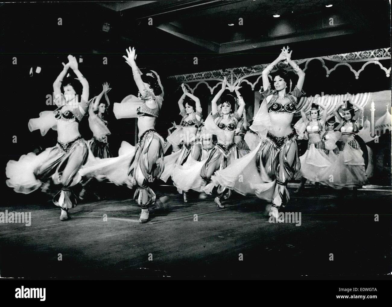 12. Dezember 1962 - lautet so der Titel einer neuen Revue im Lido Kabarett die Sterne, '' The Bluebell Girls'' Truppe. Die Mädchen während ihrer letzten Probe. Stockfoto