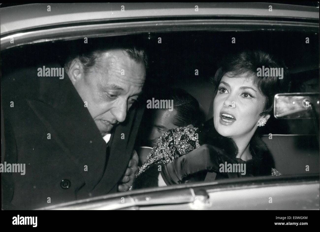 12. Dezember 1962 - Nacht in einem großen Kino fand die Leistung des Films '' VENERE IMPERIALE'' Paolina Boyghese, Schwester von Napoleon Bonaparte, Geschichte; der Film des französischen Regisseurs JEAN DELANNOY, hat eine Besetzung von berühmten Schauspielern. GINA LOLLOBRIGIDA ist '' Venere Imperiale'', die schöne Prinzessin, deren Schönheit von Canova geformt wurde. Die Schauspielerin mit einem eleganten Kleid, wurde von ihrer Mutter und ihrem Gatten Milko Skofic begleitet. Das Foto zeigt römische Prinzen MASSIMO, Dawn Addams Ex-Mann und GINA LOLLOBRIGIDA. Stockfoto