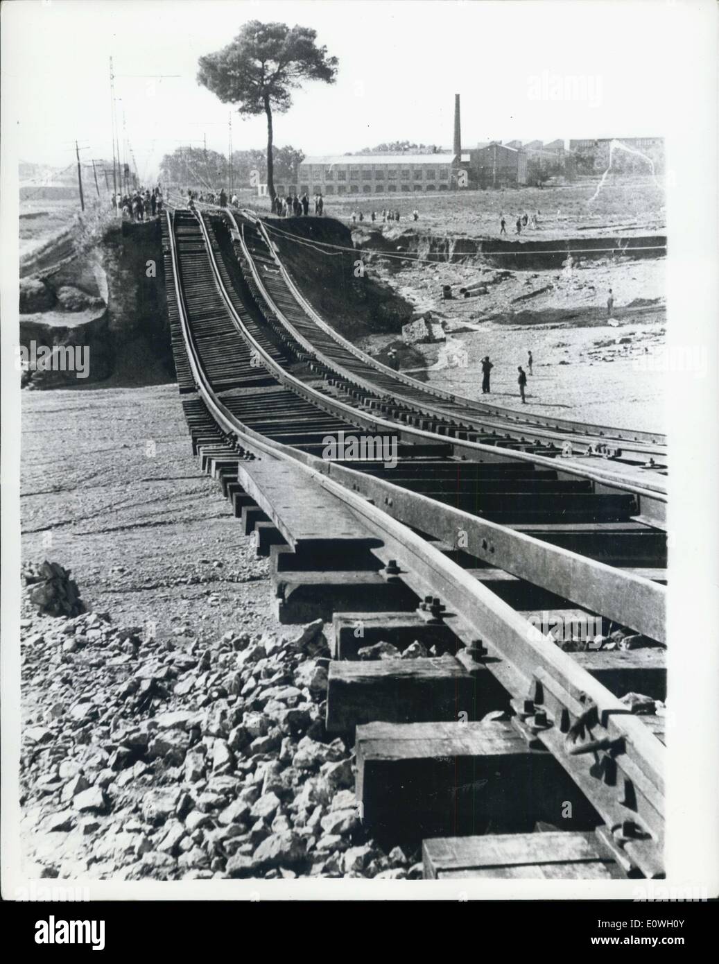 29. September 1962 - Spanische Überschwemmungskatastrophe : Hunderte wurden getötet, als plötzliche Überschwemmungen die nördliche Erdküste Spaniens in der Nähe von Barcelona heimsuchten, was große Schäden verursachte, Bergungsarbeiten und Reparaturarbeiten werden fortgesetzt. Das Foto zeigt Eine Eisenbahnlinie, die durch das Wasser, das den Boden darunter wegspült, locker über einer Schlucht hängt. Stockfoto