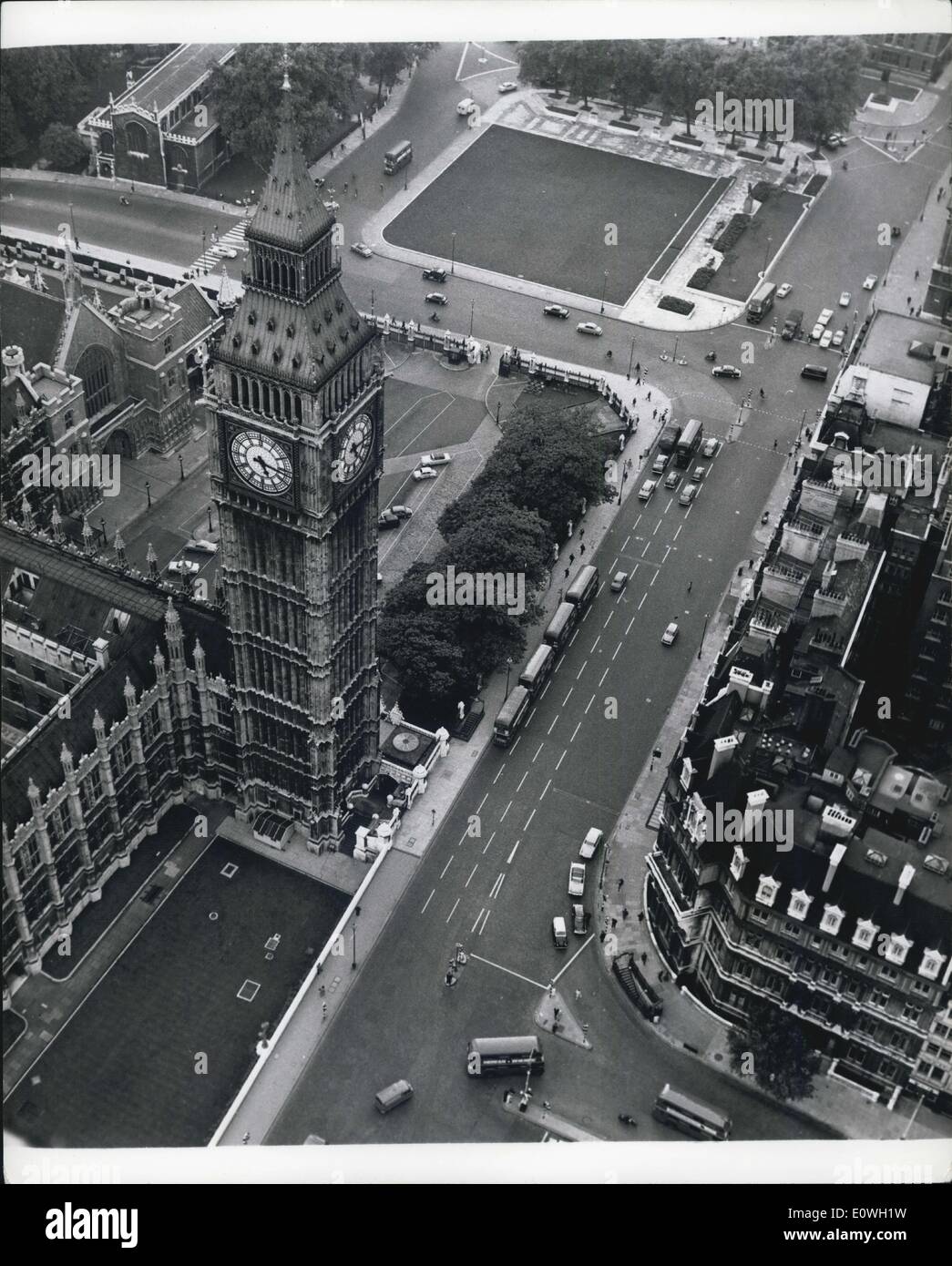 4. Oktober 1962 - ruhigen London in der Rush Hour: wie die Wirkung des gestrigen Eisenbahnerstreik in London fühlte, gab es praktisch keine Eile-Perioden: auch in der Hauptverkehrszeit Verkehr von 5-18:00 gab es wenig Verkehr auf den Straßen von London. Foto zeigt als Luftbild zeigt Big Ben und Parliament Square: kaum Verkehr am 17:15 Stockfoto