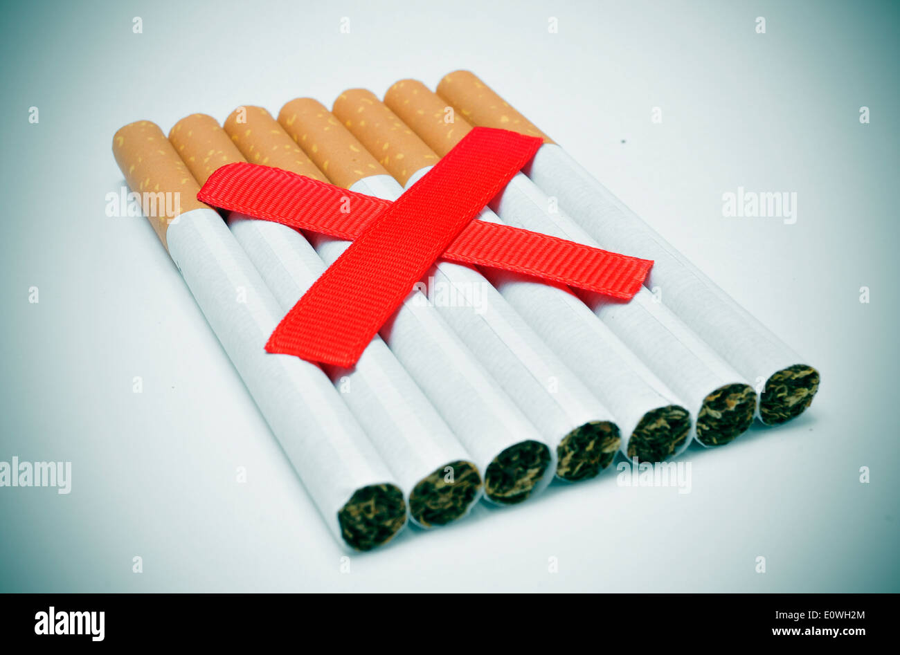 ein Haufen von Zigaretten und zwei gekreuzt rote Schrägstriche, zeigt das Konzept der Nichtraucher Stockfoto ein Haufen von Zigaretten und zwei gekreuzt rote Schrägstriche, zeigt das Konzept der Nichtraucher Stockfoto