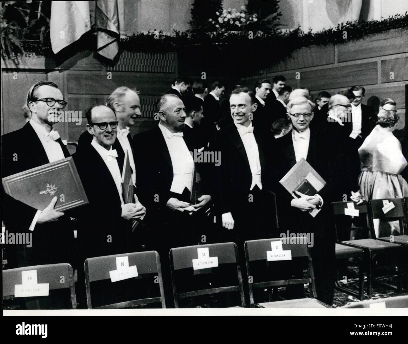 12. Dezember 1962 - The Nobel-Sieger 1962.: während der Siegerehrung an der Stockholmer Börse zu sehen sind einige der Gewinner des diesjährigen Awards. Foto zeigt links nach rechts sind sie Professor Maurice Wilkins, Dr. Max Perutz, Dr. Francis Crick, John Steinbeck, Prodessor James Watson und Dr. John C Kendrew. Stockfoto