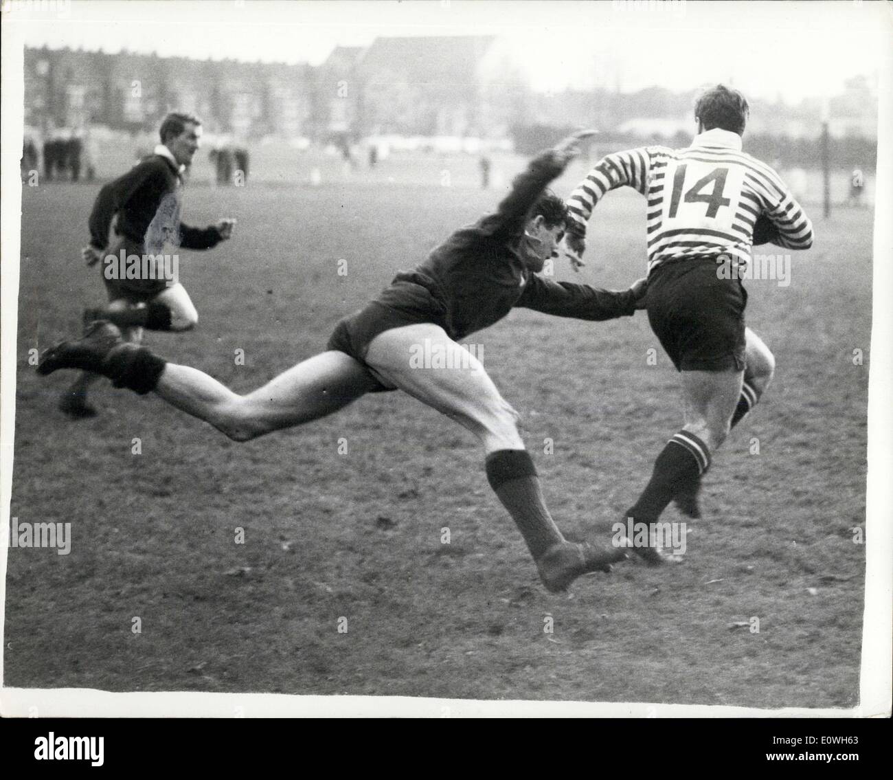 19. Dezember 1962 - Rugby Union: Surrey V Hampshire bei Richmond - alte Liebe Richmond heute, die alle wichtigen Rugby County Championship Match nahm, Platz zwischen den rivalisierenden Teams von Surrey und Hampshire. Foto zeigt: Eine fliegende Timm von R. Wills von Hampshire in einer Bemühung zu stürzen JRC Young von Surrey während heute ist Spiel. Stockfoto