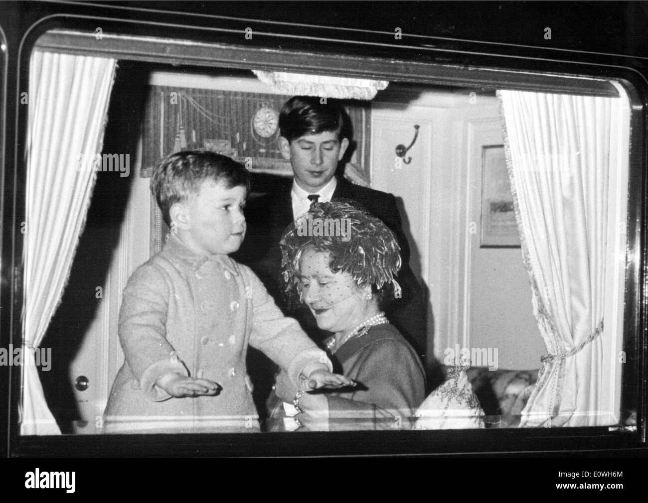 Die Königin-Mutter mit Prinz Charles und Andrew Stockfoto