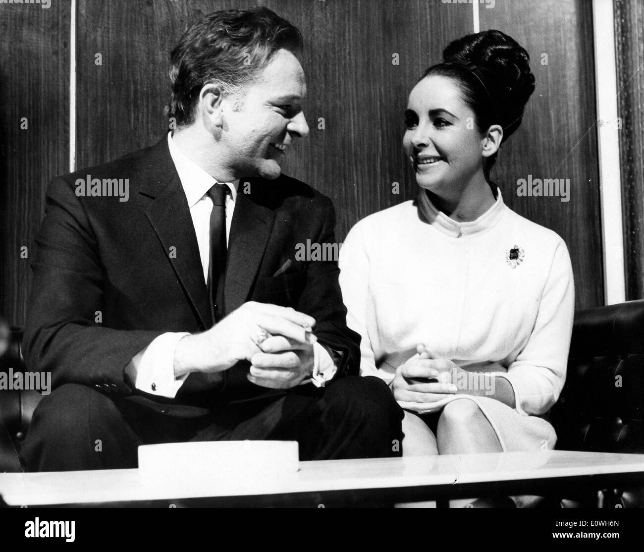 Schauspielerin Elizabeth Taylor sitzt mit Ehemann, Schauspieler Richard Burton Stockfoto