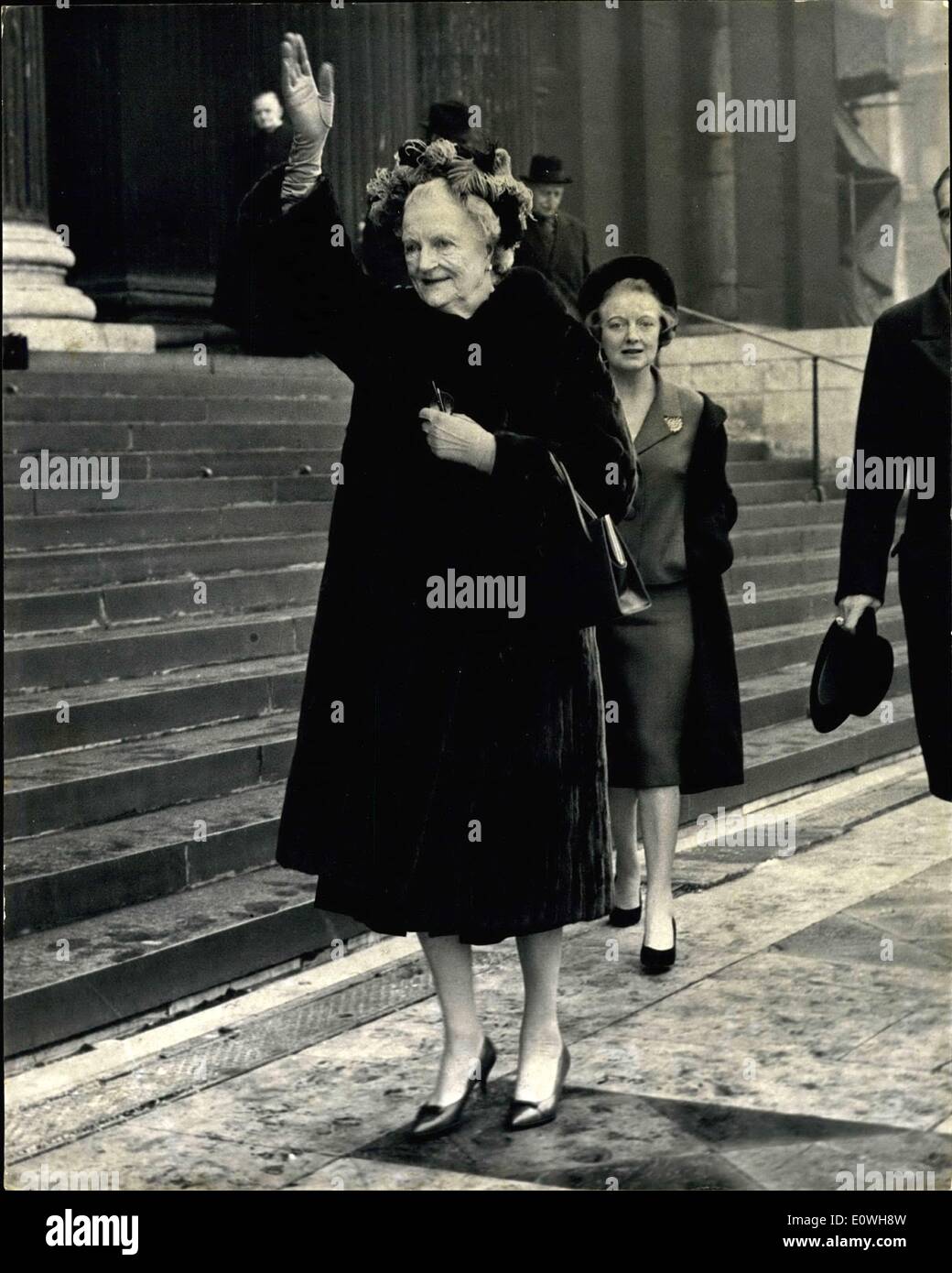12. Januar 1963 - Sir Winston ersten Urenkel getauft: taufte heute in St. Pa'' (unleserlich)'' Kathedrale war die erste Urenkel von Sir W'' (unleserlich)'' Churchill das Kind - getauft Mark ist der Sohn '' (unleserlich)'' Edwina Dixon und Herr Piers Dixon der Sohn t'' (unleserlich)'' Tish Botschafter in Paris, Sir Pierson Dixon, '' (unleserlich)'' Xon war die ehemalige Miss Edwina Sandys, 22-jährige '' (unleserlich)'' Ugther von Sir Winston älteste Tochter Diana , eine '' (unleserlich)'' Ex-Mann, Herr Stockfoto