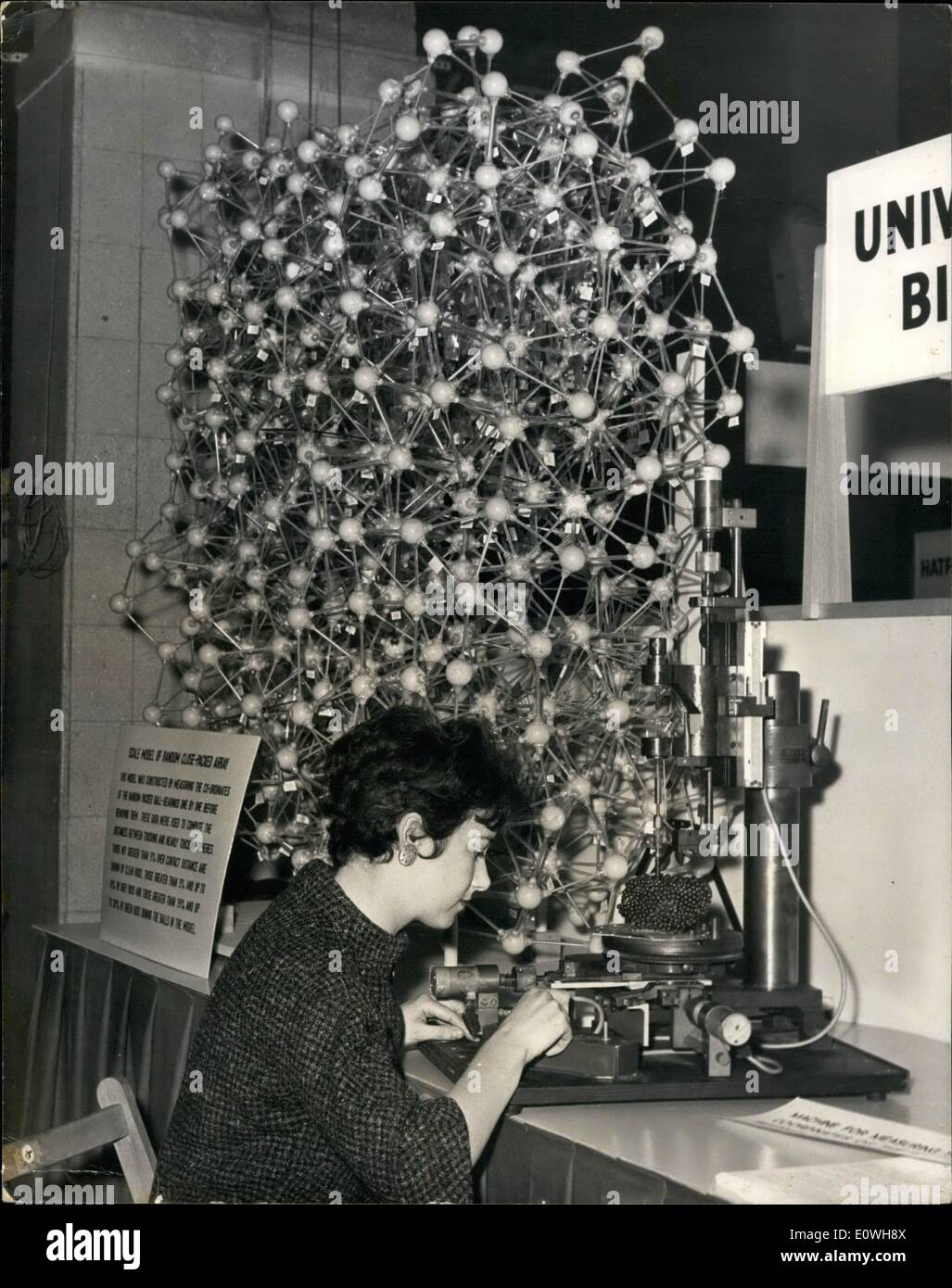 14. Januar 1963 - 14.01.63 physikalischen Gesellschaft Ausstellung 1963. Die jährliche eröffnete Ausstellung des Instituts für Physik und der physikalischen Gesellschaft heute Morgen auf dem alten und neuen Hallen von der Royal Horticultural Society, Westminster. Keystone-Fotoshows: Shirley King Birbeck College, London misst die Position ein Durcheinander von einem Kugellager Teil der Ausstellung Professor Bernal Konzept der Struktur der Flüssigkeiten als kohärente homogen und unregelmäßige Versammlungen der Moleküle nachweisen. Das große Modell hinter veranschaulicht die Bildung der polyedrischen Löcher durch die dicht gepackten Atome gebildet Stockfoto