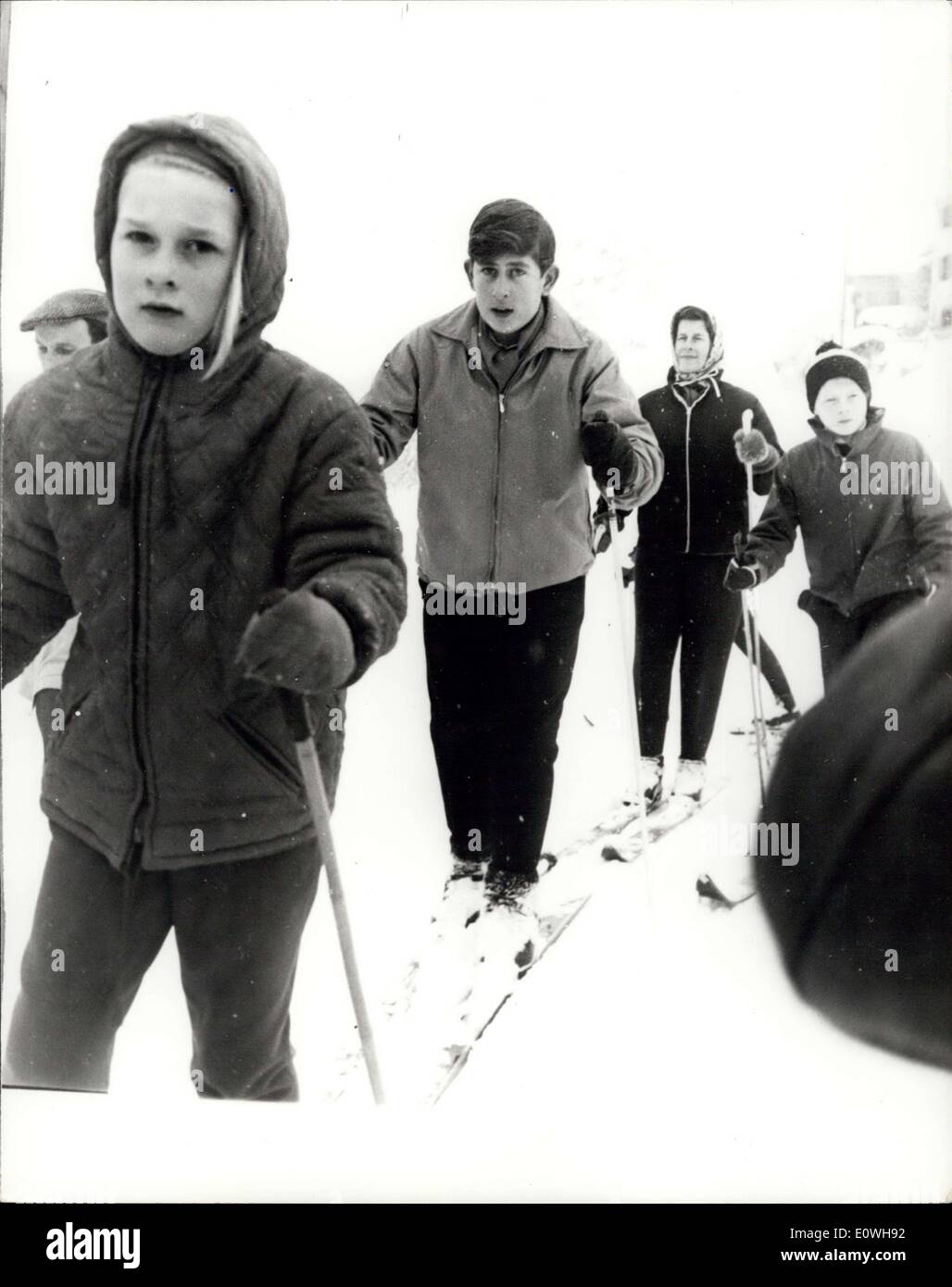 14. Januar 1963 - 14.01.63 Prinz Charles geht Skifahren Ã ¢ Â '¬â € habe œ Partituren von Fotografen und Schaulustige im EverybodyÃ ¢ Â' ¬â "¢ s Weg Stockfoto