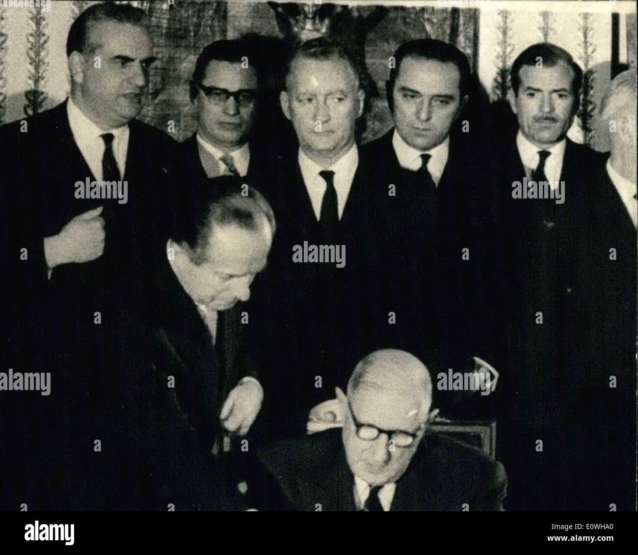 22. Januar 1963 - wurde Murat Zimmer im Elysée-Palast die Zusammenarbeit zwischen Frankreich und Deutschland unterzeichnet. Hinter dem Präsidenten stehen, von links nach rechts: Blankenhorn, Fouchet, Messmer, Deloncle & Herzog. Stockfoto