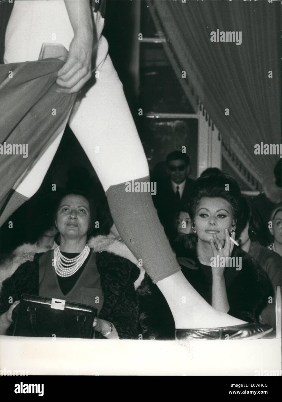 1. Januar 1963 - Rom, 17. Januar 1963 - Sofia Loren Ehrengast bei einer Frühjahr / Sommer-Modenschau, die heute Nachmittag in einem römischen Hotel stattfand; die Schauspielerin wurde von Anwesenden bei der Klammen begrüßt. Stockfoto