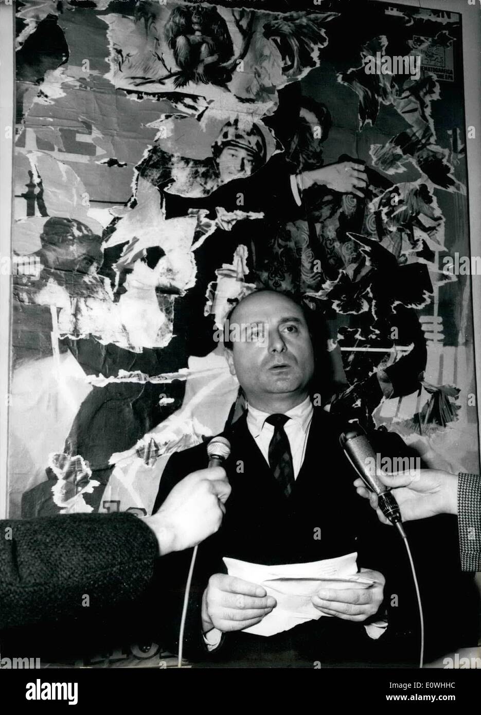 2. Februar 1963 - Kunst oder Antikunst? Der neuen Galerie im Münchner Künstlerhaus eröffnet am 8. Februar 63 die Ausstellung '' Les Nouveaux Réalistes", die erste geschlossene Ausstellung der Europäischen Nvantgard der modernen Kunst, deren revolutionären neuartigen Formen des Ausdrucks in der letzten Zeit wurde immer Motiv vieler sensationelle Berichte. Die Spezialität des französischen Schauspielers Rotella (ROTELLA) ist es, Collagen, aus alten weggebrochen Plakate produzieren Stockfoto