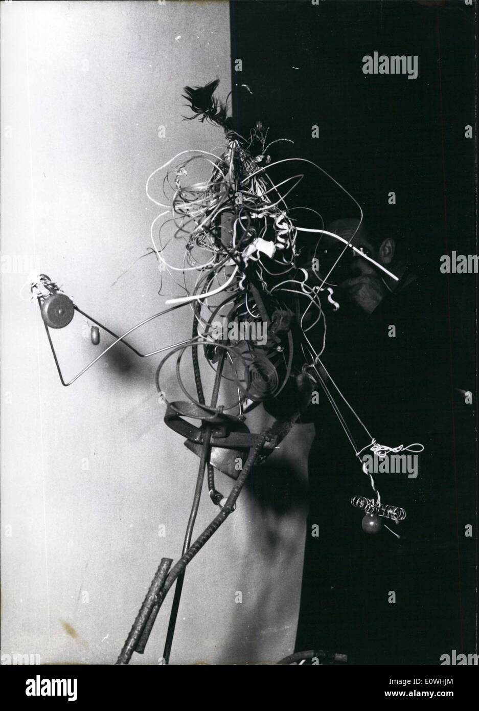 2. Februar 1963 - Kunst oder Antikunst?: am 8. Februar 1963 eröffnet die neue Galerie im Münchner Künstlerhaus Ausstellung '' Les Nouveaux Réalistes '', die erste geschlossene Ausstellung der Europäischen Avantgard der modernen Kunst, deren revolutionäre Stil neue Ausdrucksformen in der letzten Zeit wurde immer Motiv vieler sensationelle Berichte. Der französische Schauspieler Tinguely (Tinguely) wurde berühmt durch seine '' Hommage nach New York'', eine 8 m hohe wertlos-Maschine, die bei Satz in Bewegung innerhalb einer Stunde zerstört sich selbst Stockfoto