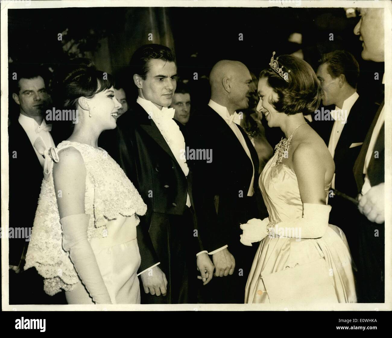 2. Februar 1963 - Prinzessin Margaret an The Royal Film Performance: Prinzessin Margaret und Lord Snowdon begleitet H.M.The Königin an diesem Abend Royal Film Performance im Odeon Leicester Square. Foto zeigt Prinzessin Margaret und im Hintergrund etwas versteckten Lord Snowdon im Gespräch mit (von links nach rechts) Leslie Carron Horst Buchhole und Yul Brynner in der Lounge im Odeon Theater heute Abend. Stockfoto