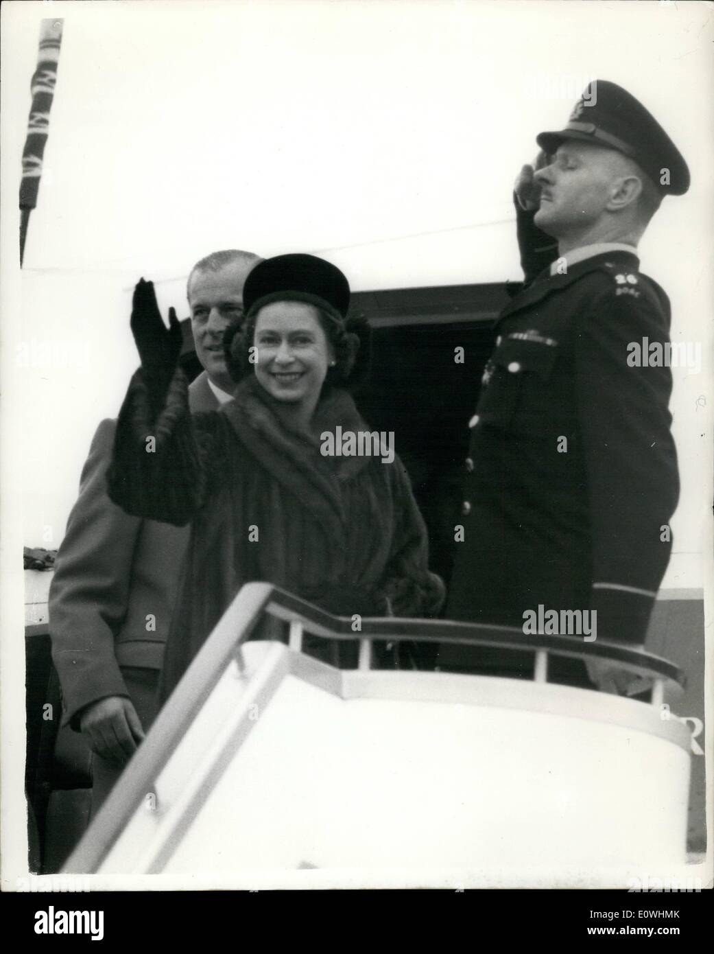 1. Januar 1963 - Königin Blätter für Australien-Tour. Winken aus Flugzeugtreppe. HM The Queen begleitet von Duke Edinurgh links London Flughafen heute Morgen für ihre Tour von Fidschi - Neuseeland und Australlia. Foto zeigt HM The Queen mit dem Herzog hinter - Welle aus den Schritten des B.O.A.C. Boeing 707 Jetliner-Flughafen London Vormittag Stockfoto