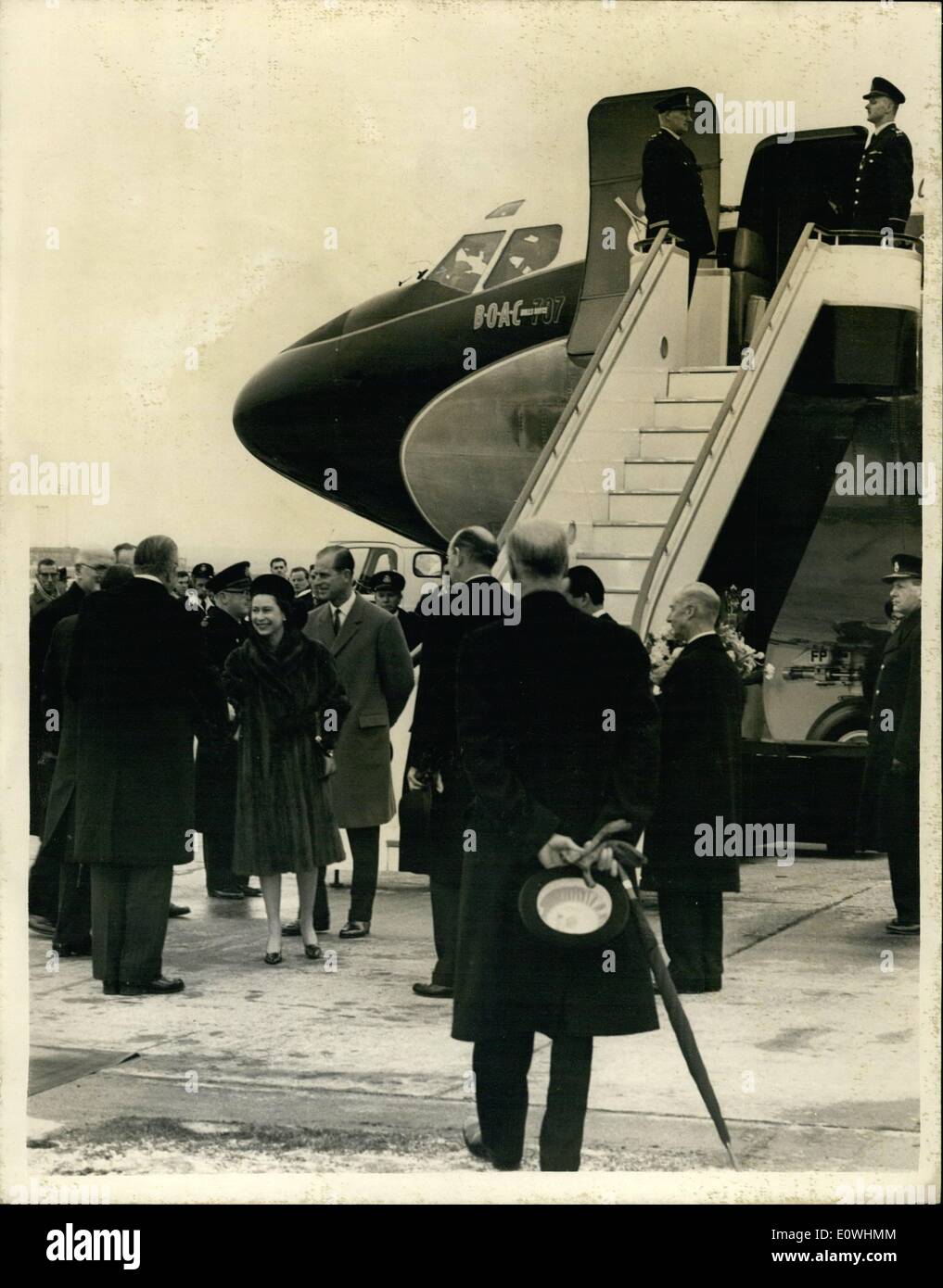 1. Januar 1963 - Königin Blätter für Australien-Tour. Winken aus Flugzeugtreppe. HM The Queen begleitet von Duke Edinurgh links London Flughafen heute Morgen für ihre Tour von Fidschi - Neuseeland und Australlia. Das Foto zeigt HM The Queen mit dem Duke of Edinburgh Gebot. Abschied von Beamten - wenn etwa zu B.O.A.C. Boeing 707 Jetliner am Flughafen London heute Morgen an Bord. Stockfoto