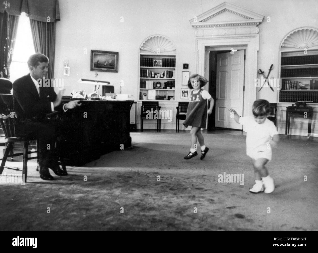 Präsident Kennedy spielen mit seinen Kindern im Weißen Haus Stockfoto