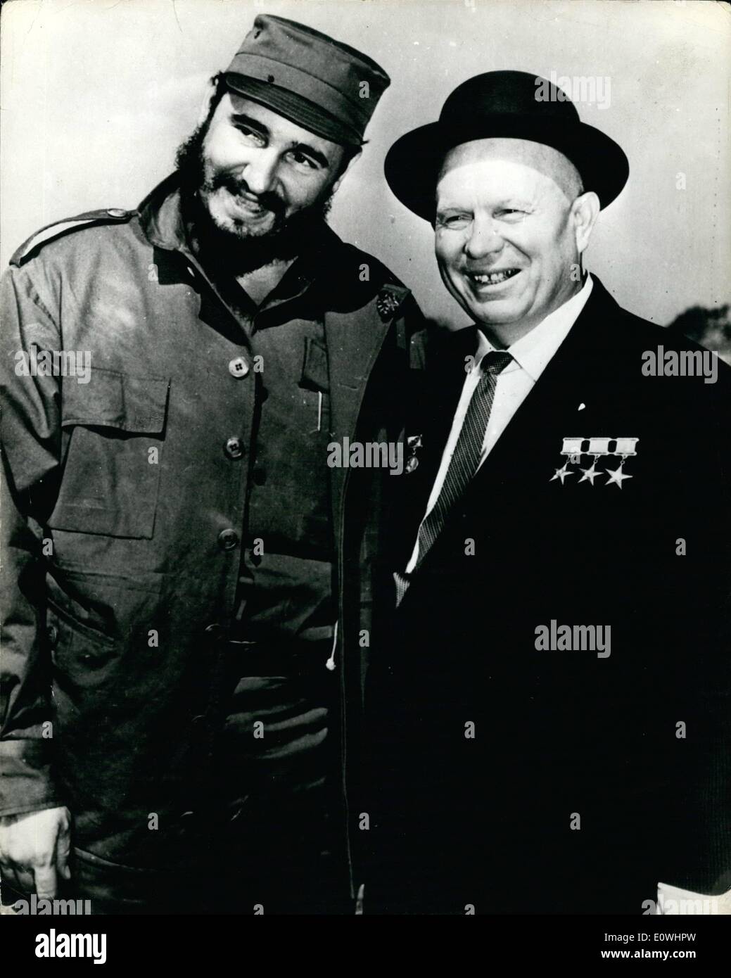 5. Mai 1963 - Chruschtschow und Castro in Moskau. Kubanischer Ministerpräsident Fidel Castro, der bei einem Besuch in Russland verbrachte einen Tag in den Wald - in der Nähe von Moskau mit Mr Khrushchev. Foto zeigt:-Fidel Castro mit seinem Gastgeber Herr Khrushchev. Stockfoto