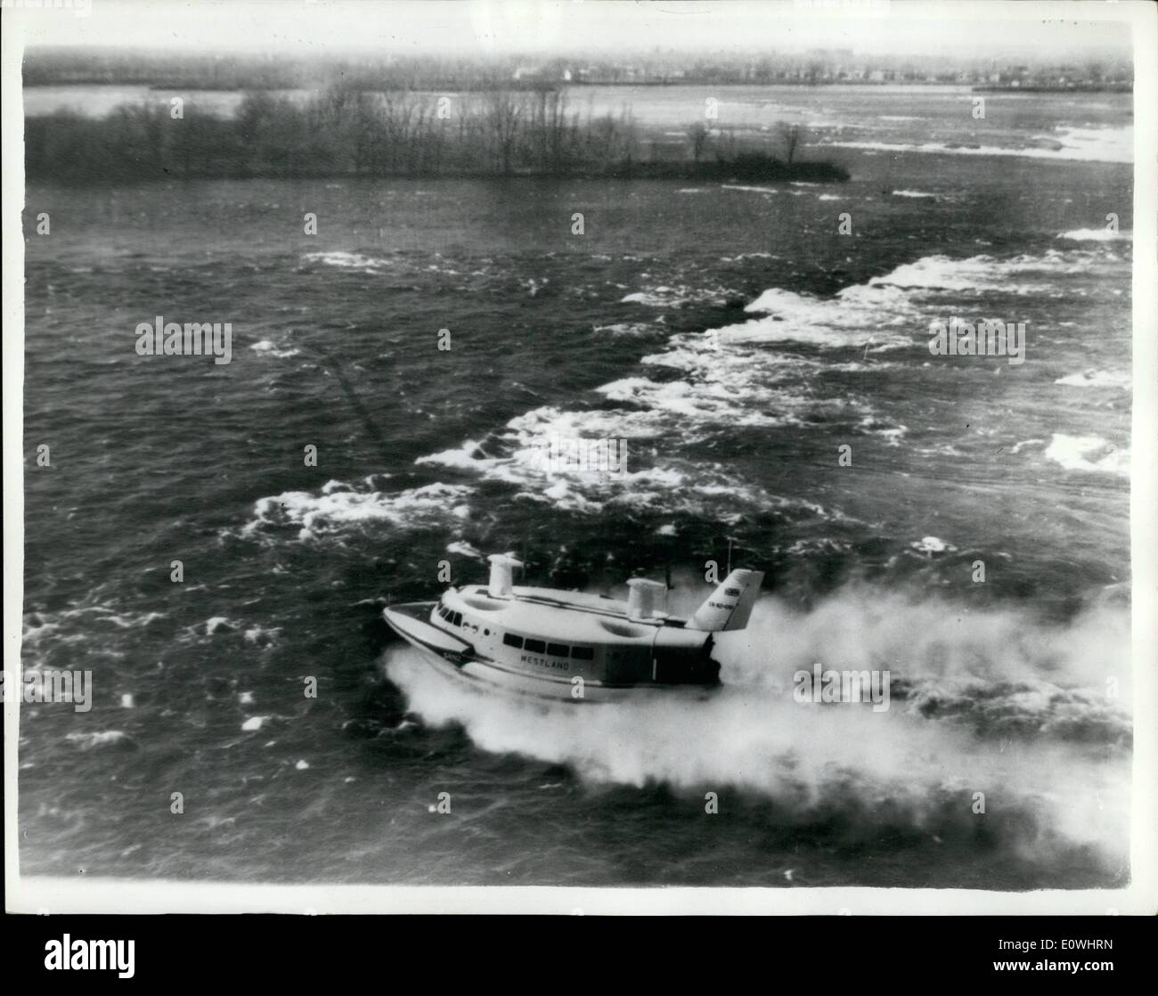 5. Mai 1963 - Hovercraft schießt die Stromschnellen bei 40 Knoten: die 27-Tonne - 70 Passagiere SRN-2 Westland Hovercraft ist hier zu sehen die Lanchine Stromschnellen in Montreal Kanada, auf dem Weg vom Bereich Haupthafen im Royal St. Lawrence Yacht Club wo es eine zweiwöchige Demonstrationsprogramm gibt schießen. Stockfoto