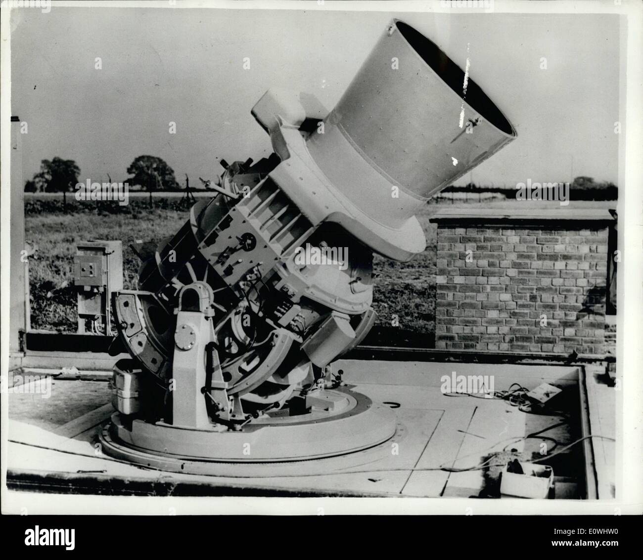 2. Februar 1963 - ein Blick auf die Field-Flattened Schmidt Satellitenkamera installiert im November letzten Jahres im Ministerium "von Aviations Royal Radar Establishment in Malvern... Die Kamera wiegt 8 1/2 Tonnen, hat eine Brennweite. 24'' und eine Blende von F.l. Die Kamera wird durch die Einrichtung verwendet, um Künstliche Erdsatelliten zu verfolgen und mit ihm ist es möglich, Positionen mit einer Genauigkeit von 1 Sekunde des Bogens (entspricht über 1ft.in 40 Meilen) zu messen Stockfoto