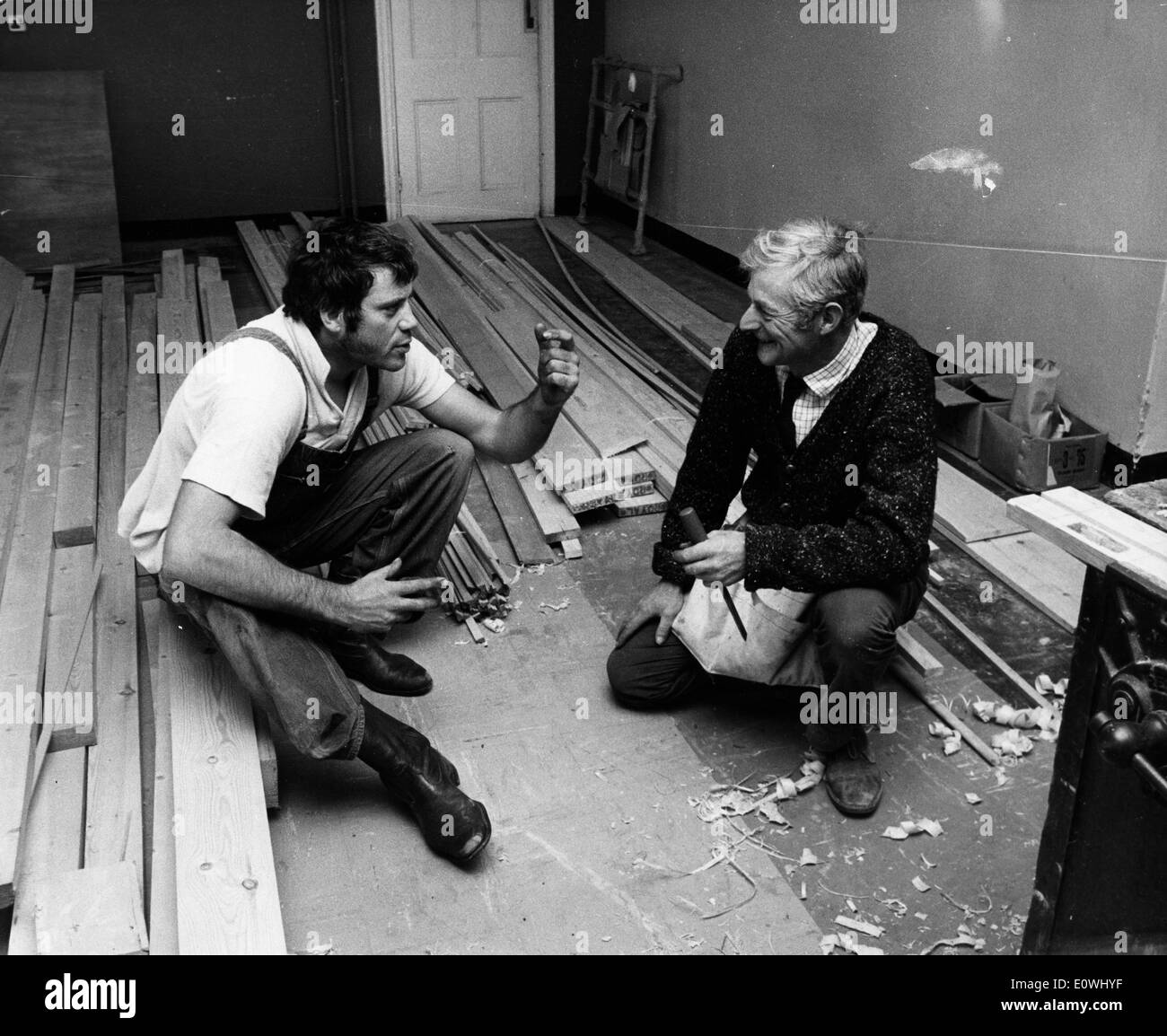 Schauspieler Oliver Reed im Gespräch mit der Zimmermann in seinem Haus Stockfoto