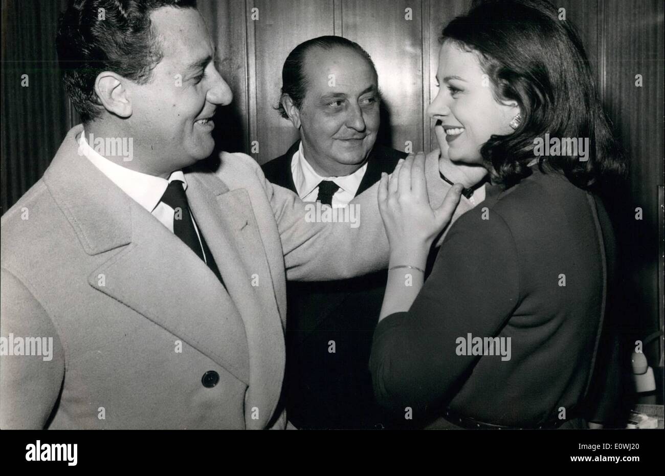 3. März 1963 - Alberto Sordi berühmten italienischen Komiker zusammen mit Schauspielerin Sandra Milo einer der '' Felni 8 1/2 Hauptdarstellerin, und in der Mitte Cuido Albert Big Business-Mann in der Branche der Liköre, die vor kurzem hat eine Rolle in '' Fellini 8/12 '', heut Rom für Mexiko wo sie '' Filmfestival '' im Acapulco besuchen. Stockfoto