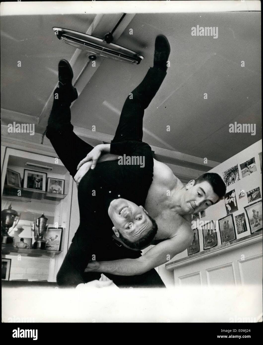 3. März 1963 - The Topsy - Turvy Leben von Mickey Spillane: Mickey Spillane - er ist das gehen für einen Burton (- hat einen Datensatz erstellt... Weltmeister der Papier-Rückseite Fiktion, unterbrach er hat seine high-Speed-Geschichte-schreiben Mädchen Chaser'' in dem Hauptobjekt des Strebens nach Shirley Eaton ist. Hier probt Mickey eine Kampfszene mit Schauspieler-Judo-Experte Doug Robinson in Robin-Sohn London Turnhalle. Stockfoto