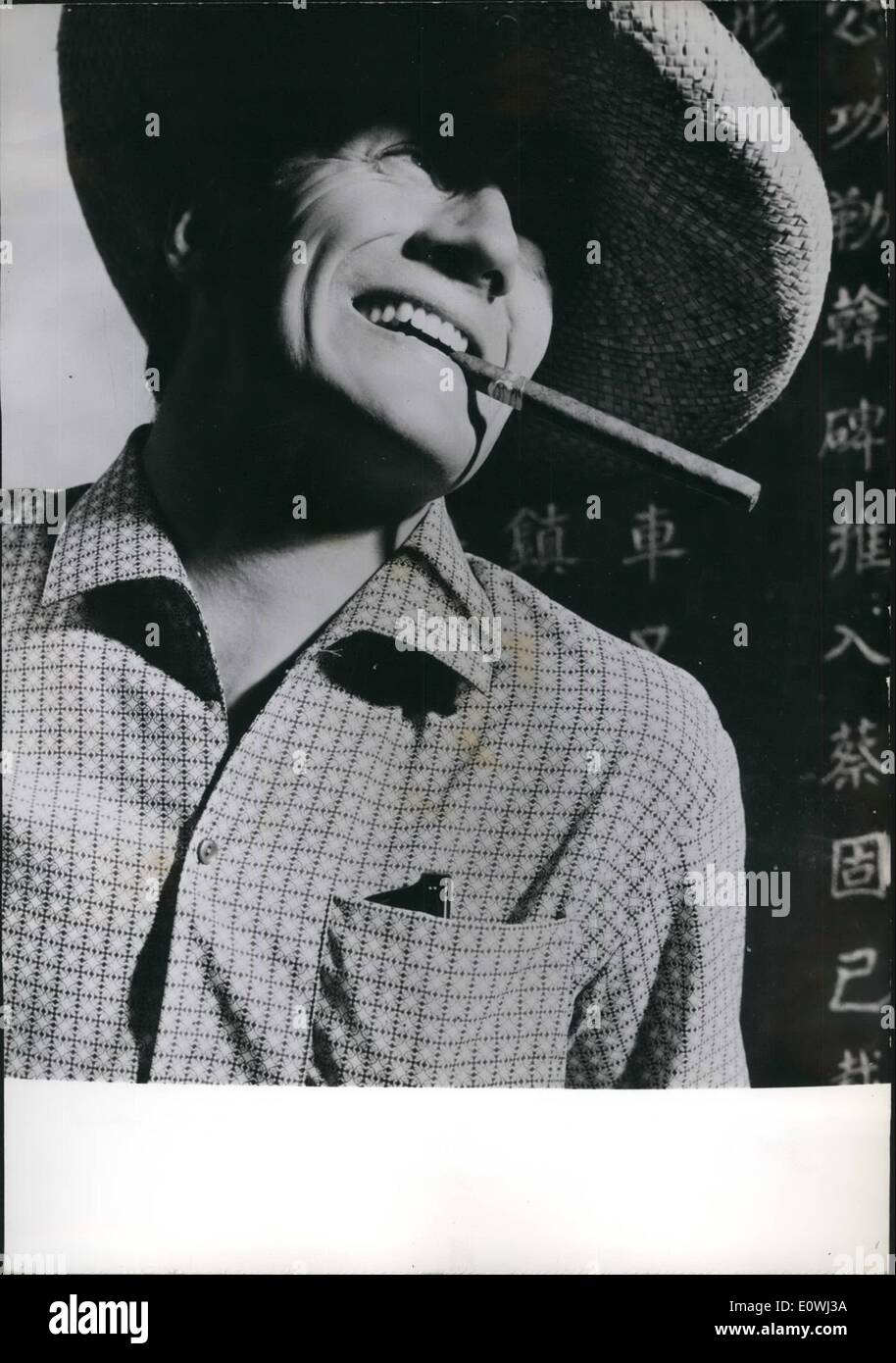 3. März 1963 - haben Sommer Hemden für Männer mexikanischen Stil... Präsentation in Paris Herren Hemd für den kommenden Sommer beweisen, dass die Trendfarbe '' China Blue'' werden in allen Schattierungen. Französische und europäische Männer, die wollen, bitte unter der Sonne werden zum Beispiel tragen. Ein Modell wie dieses eines mexikanischen Stil mit schwulen Motiven, aus Nylon. Stockfoto