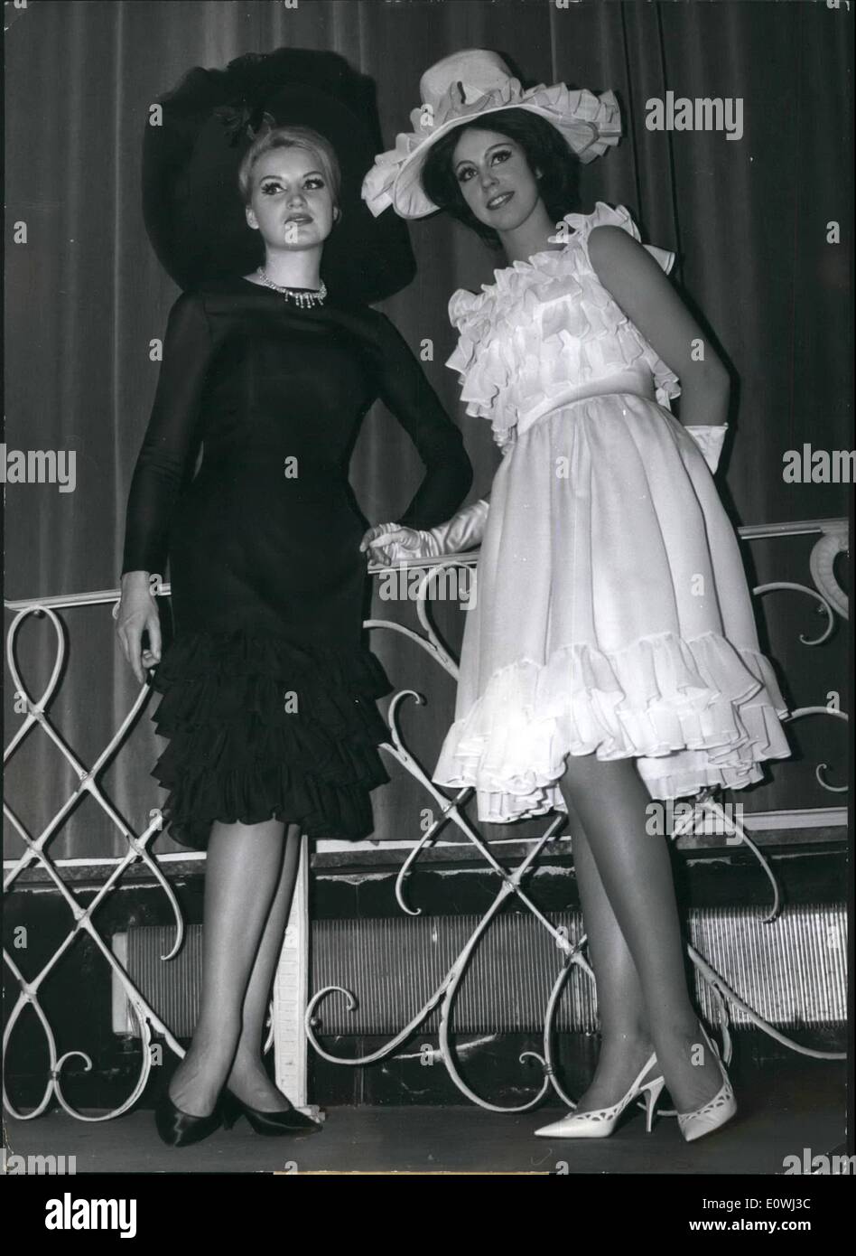 3. März 1963 - schwarz und weiß für den Sommer-Ball: luftig und diesig können die jungen Damen in ihren schwarzen jeweiligen weißen Georgette-Kleidern auf der Sommer-Ball gehen. in diesem Sommer werden auch die jungen Damen sehr große Hüte tragen, dies könnte gesehen werden, während ein Kleid-Parade im Münchner Hotel "Bayerischer Hof" Stockfoto