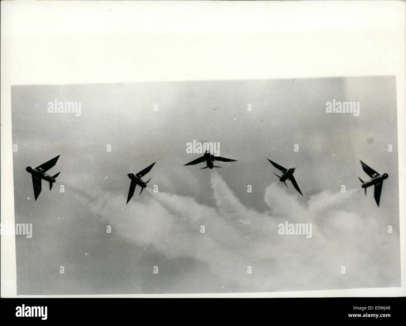 5. Mai 1963 - zeigt neue R.A.F Aerobatic Team seine Schritte. Die Firebirds. Nr. 56 Squadron des Fighter Command, die Kunstflugstaffel der 1963 bei Flugshows etc. wurden üben in ihrer englischen elektrische Blitze über East Anglia gestern. Foto zeigt: Die Blitze führen Sie eine Bombe platzen über ihren Flugplatz bei R.A.F Wattisham gestern. Stockfoto