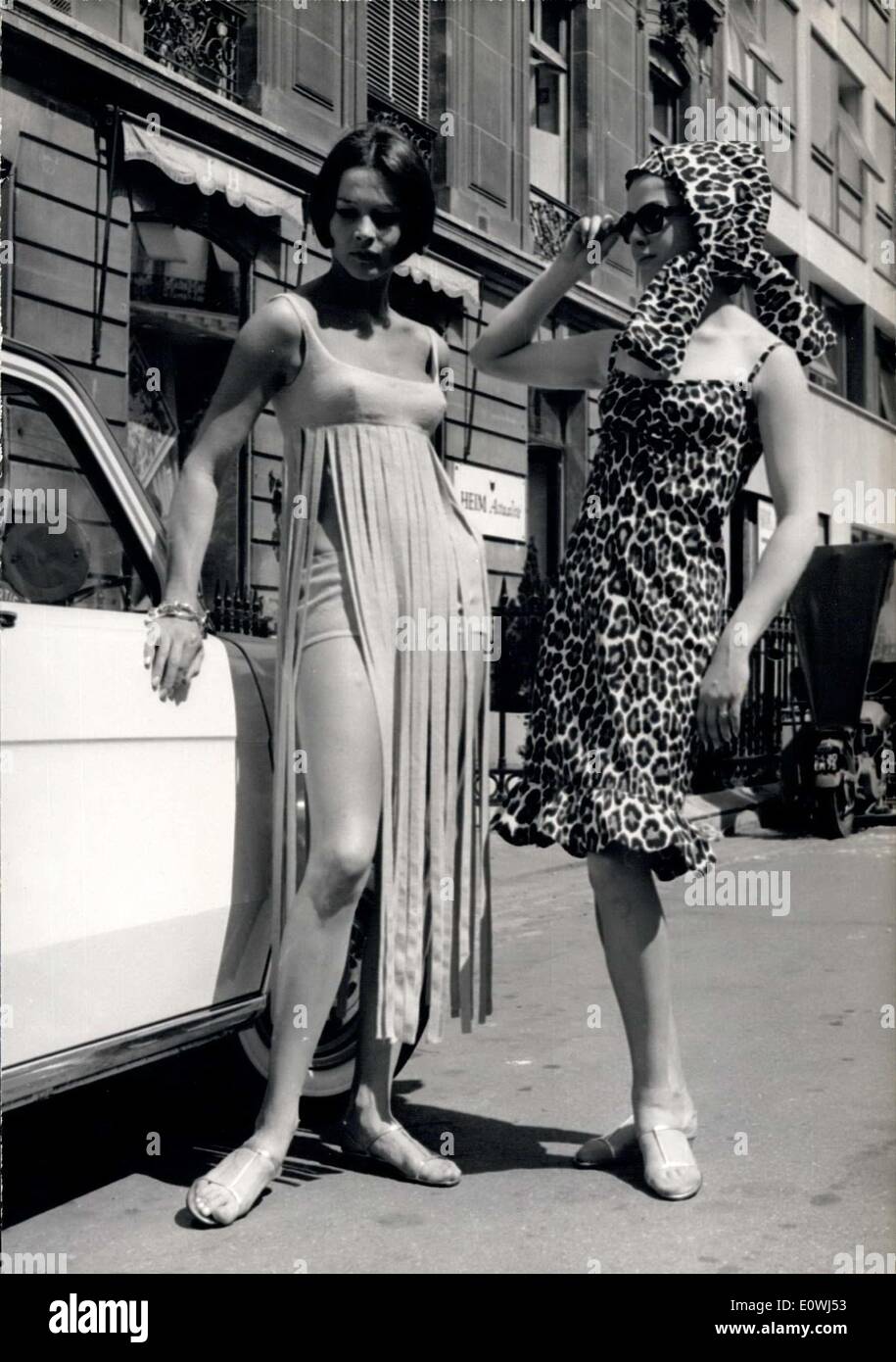 8. Mai 1963 - Seaside Eleganz: Paris Fashion Designer Jacques Heim Vormittag seine 1963 Sommer-Modelle, die bunten, vornehm und malerischen sicherlich auf alle Strände von Cannes-Deauville durch Biarritz gesichtet werden vorgestellt. Foto zeigt links den '' Sonnenkleid '' und R. Eines der "Panther" Stockfoto