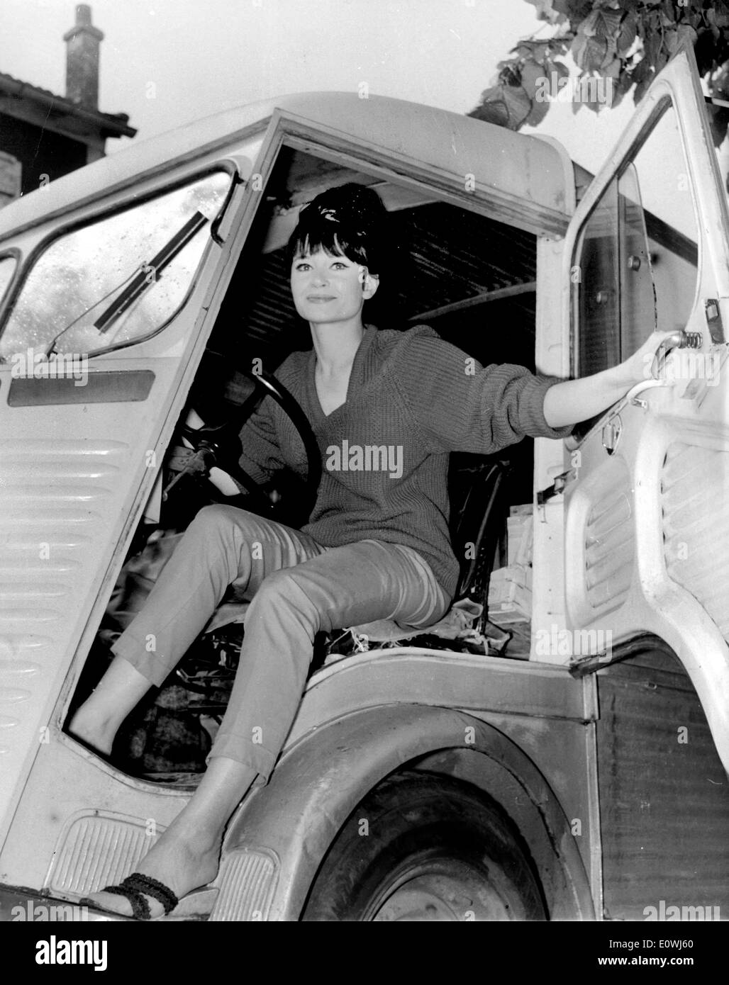 Schauspielerin Martine Amarande fährt Lkw Stockfoto