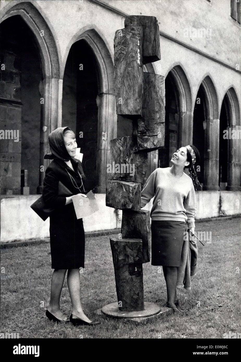 18. Mai 1963 - moderne Kunst Ausstellung im Klosterhof: Skulpturen von Künstlern aus verschiedenen europäischen Ländern werden ausgestellt, der Stockfoto