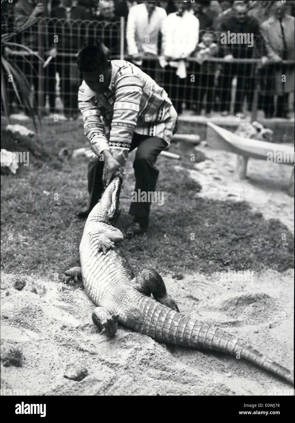 23. Mai 1963 - Jackie Willie, Seminole Nachkomme mit Alligator auf Paris-Messe. Stockfoto
