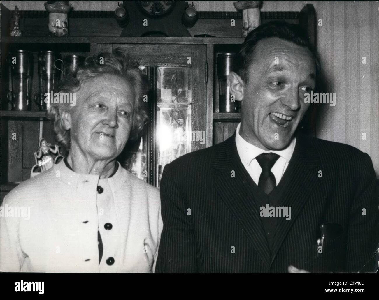 3. März 1963 - wurde Josef Schmetz begnadigt; Josef Schmetz, in Brüssel, zum Tode verurteilt wurde, weil er Soldat in der Wehrmacht während des zweiten Weltkriegs als Belgish Mann war, wurde begnadigt heute 13.3.1963 durch den König Baudoin. Josef Schmetz zurück heute nach Deutschland. Foto zeigt Josef Schmetz (rechts) sehr glücklich über seine Freilassung mit seiner Mutter (links) Stockfoto