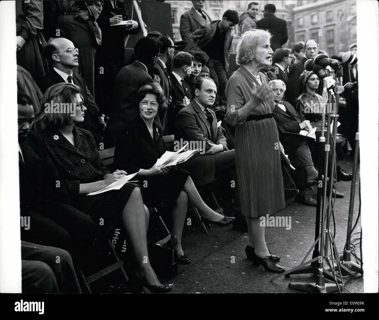 3. März 1963 - marschierten Anti Race-Bar März fünf tausend heute vom Hyde Park entfernt, Trafaiger zielbewußt Demonstration. Foto zeigt; Lady Violet Bonham-Carter sprechen während der Sitzung ist heute Nachmittag sitzt hinter ihr L, R. Präsident der Anti-Apartheid-Bewegung Stockfoto